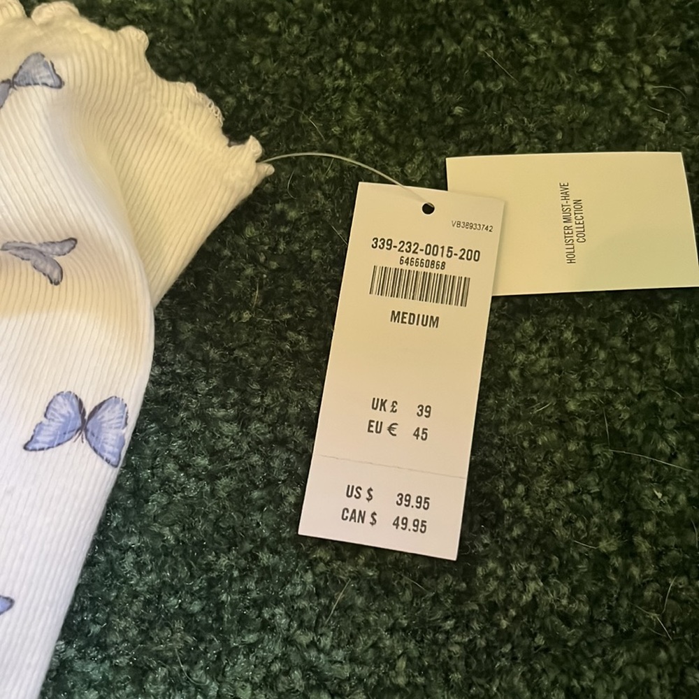 2 NWT MEDIUM HOLLISTER TANKS - Picture 7 of 7